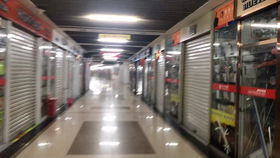 義烏國際商貿(mào)城,小商品流通大舞臺,在這里有七萬多個店鋪,每個店鋪后面都是一家工廠,這里就是創(chuàng)業(yè)者向往的地方